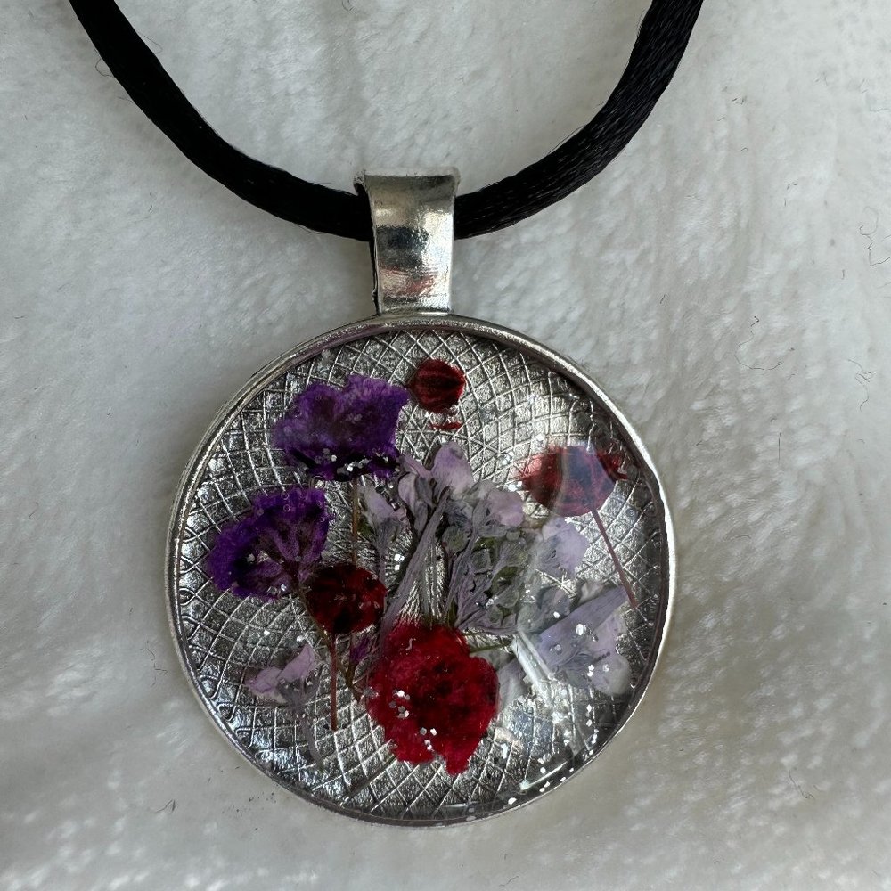 Flower pendant necklace